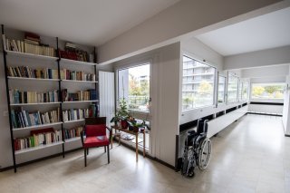Les personnes âgées entrent moins en EMS, selon l'OFS